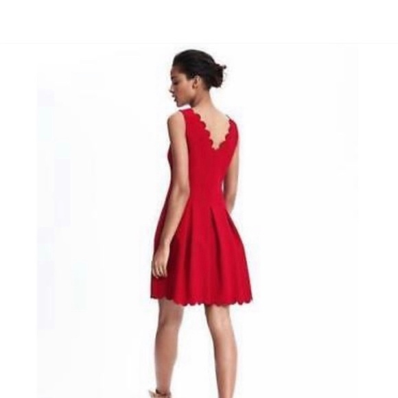 Banana Republic Scalloped V-neck dress. - Picture 2 of 8